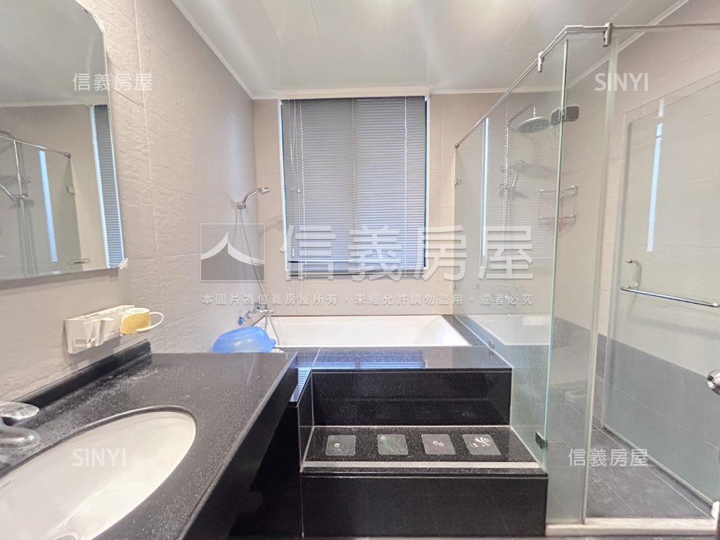 公園旁角間臨路別墅房屋室內格局與周邊環境