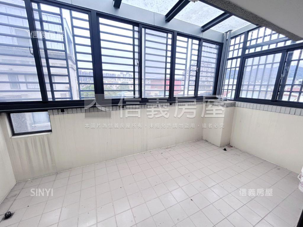 公園旁角間臨路別墅房屋室內格局與周邊環境