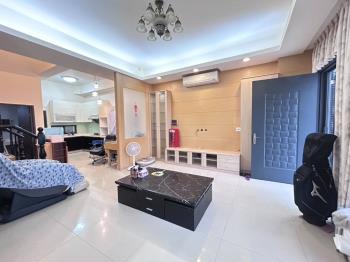 公園旁角間臨路別墅