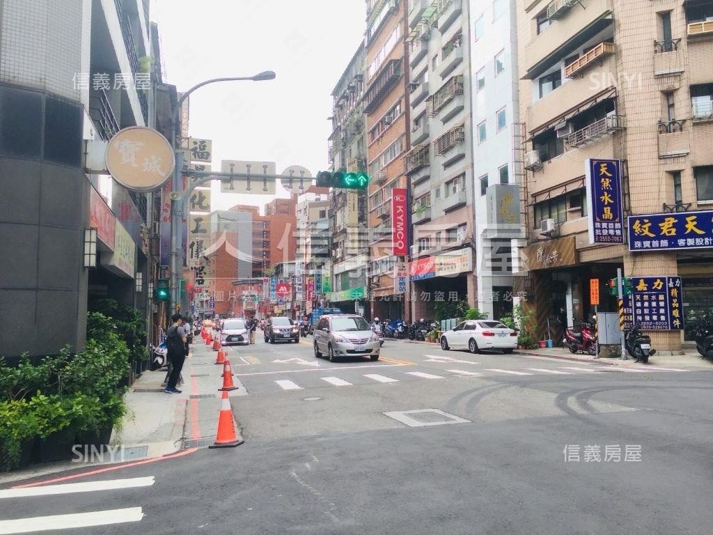 未來雙子星文武百業金店面房屋室內格局與周邊環境