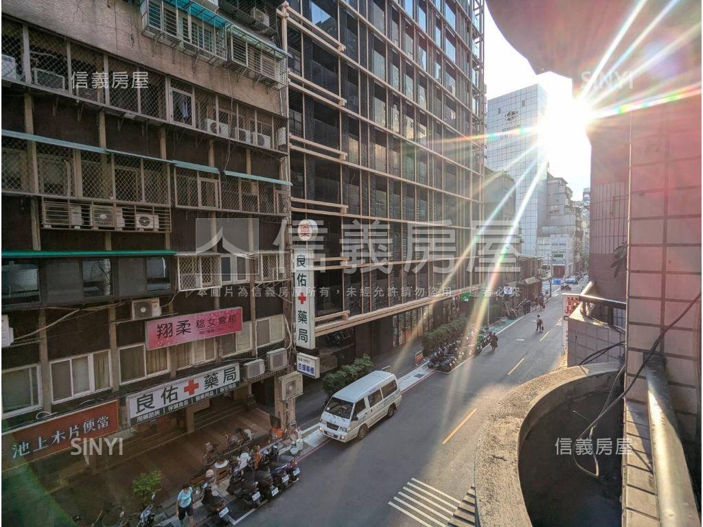雙捷運低總美套房屋室內格局與周邊環境
