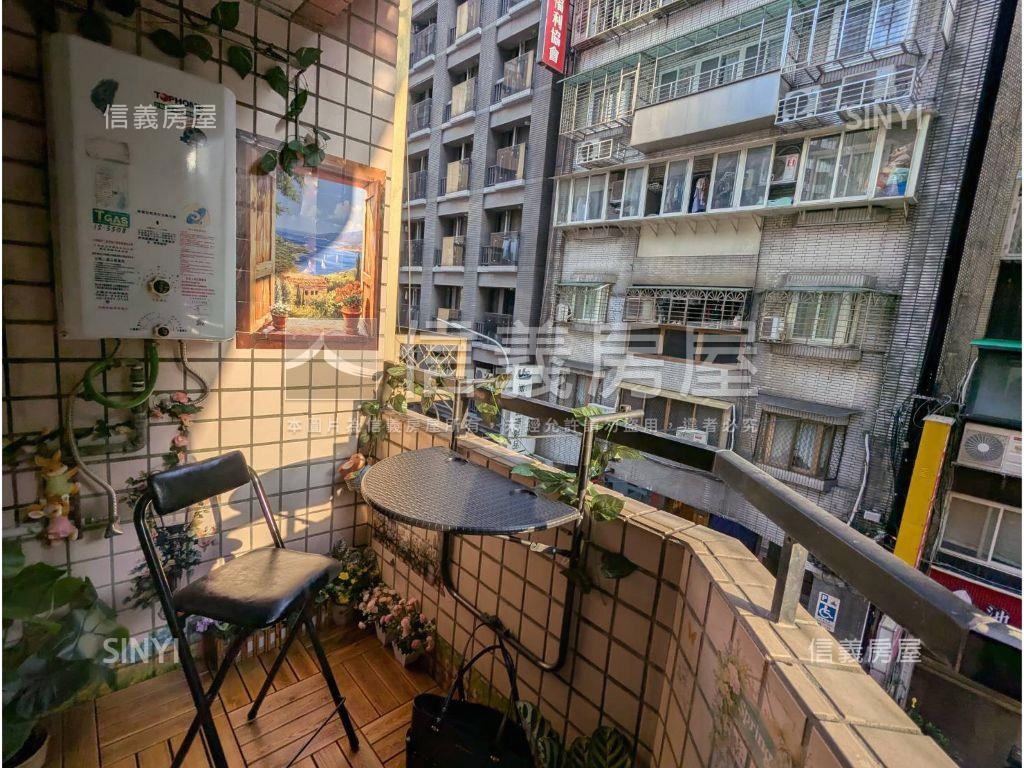 雙捷運低總美套房屋室內格局與周邊環境