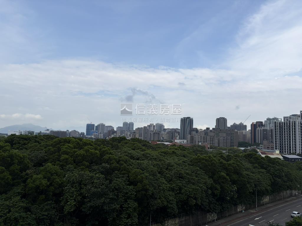 養樂多三房車位露台戶房屋室內格局與周邊環境