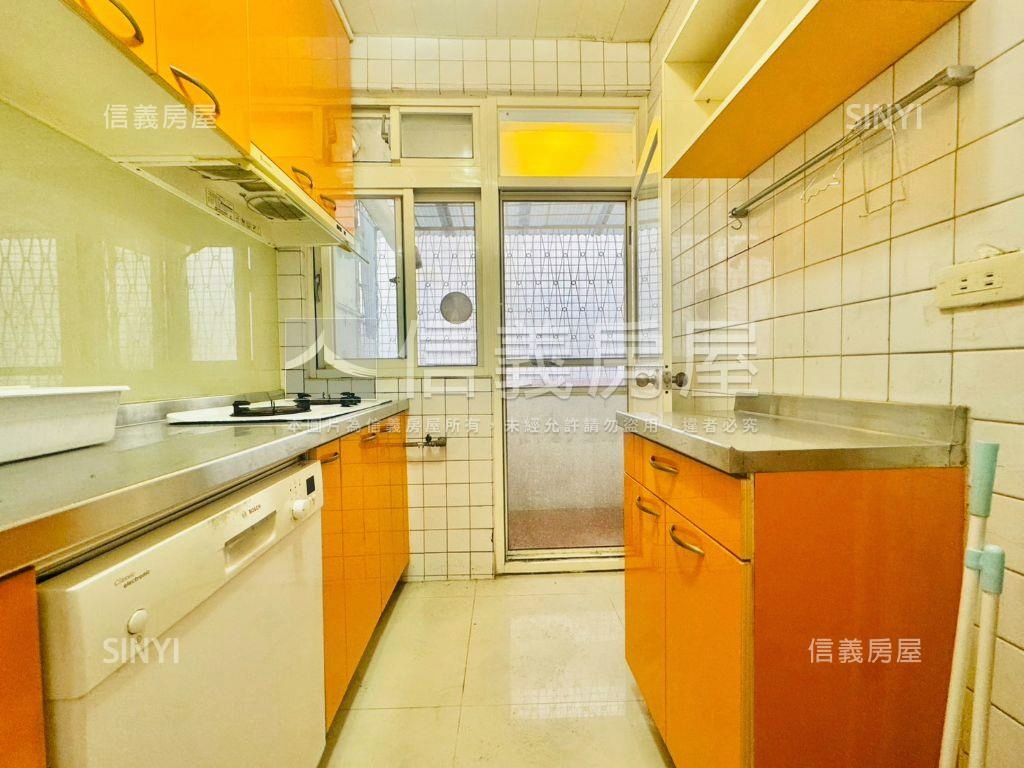 近捷運三面採光寓房屋室內格局與周邊環境