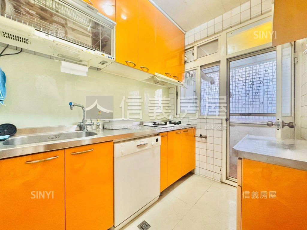 近捷運三面採光寓房屋室內格局與周邊環境