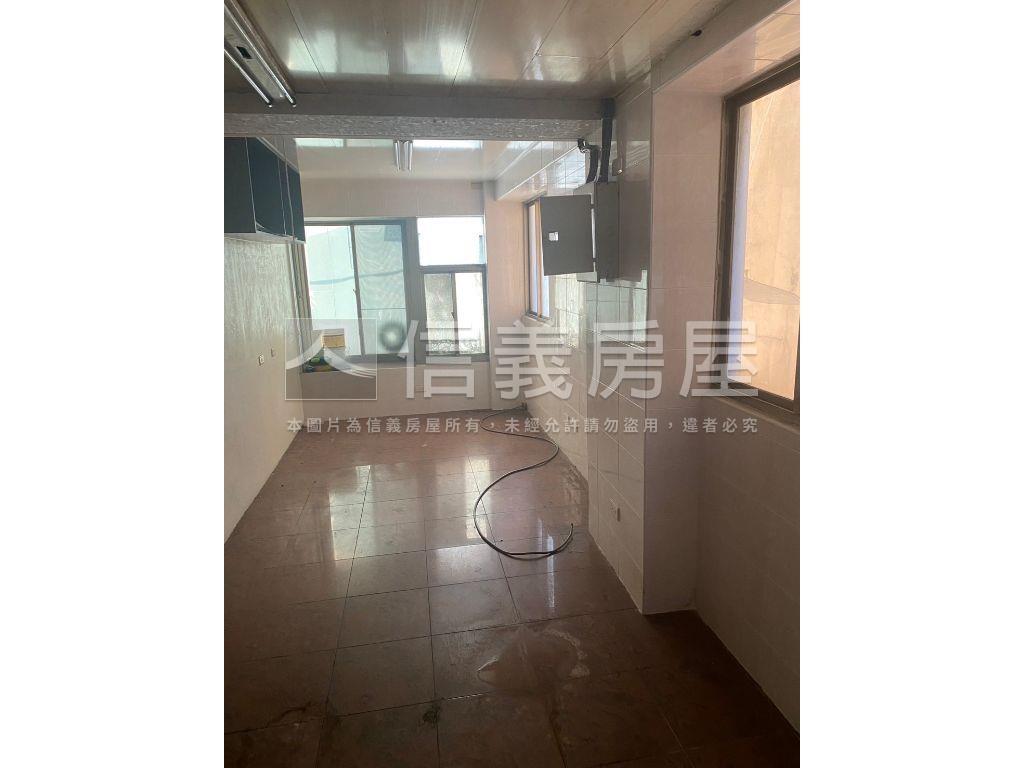 凹子底熱鬧面寬金店面房屋室內格局與周邊環境