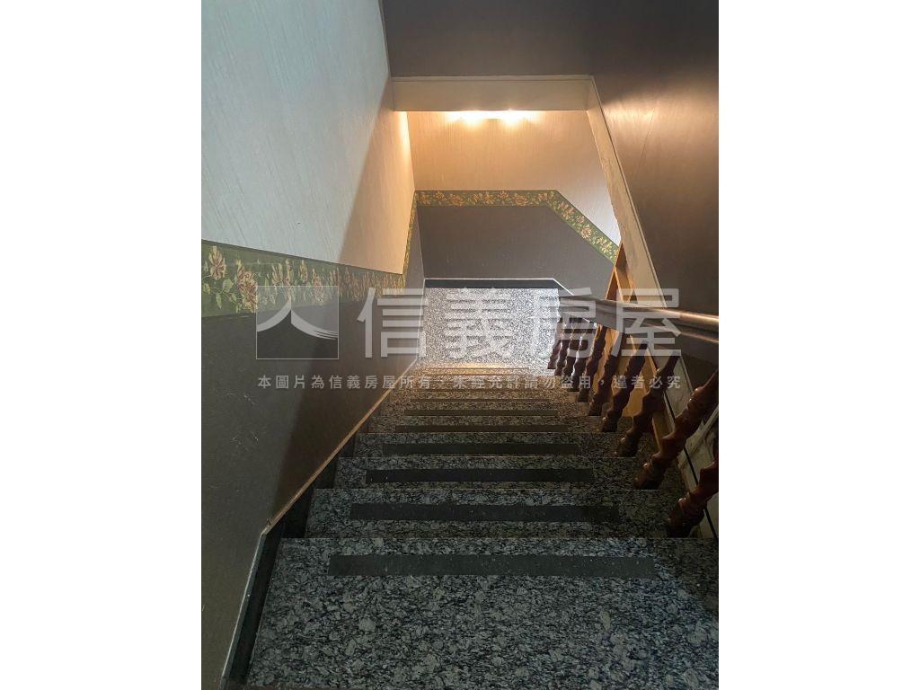 凹子底熱鬧面寬金店面房屋室內格局與周邊環境