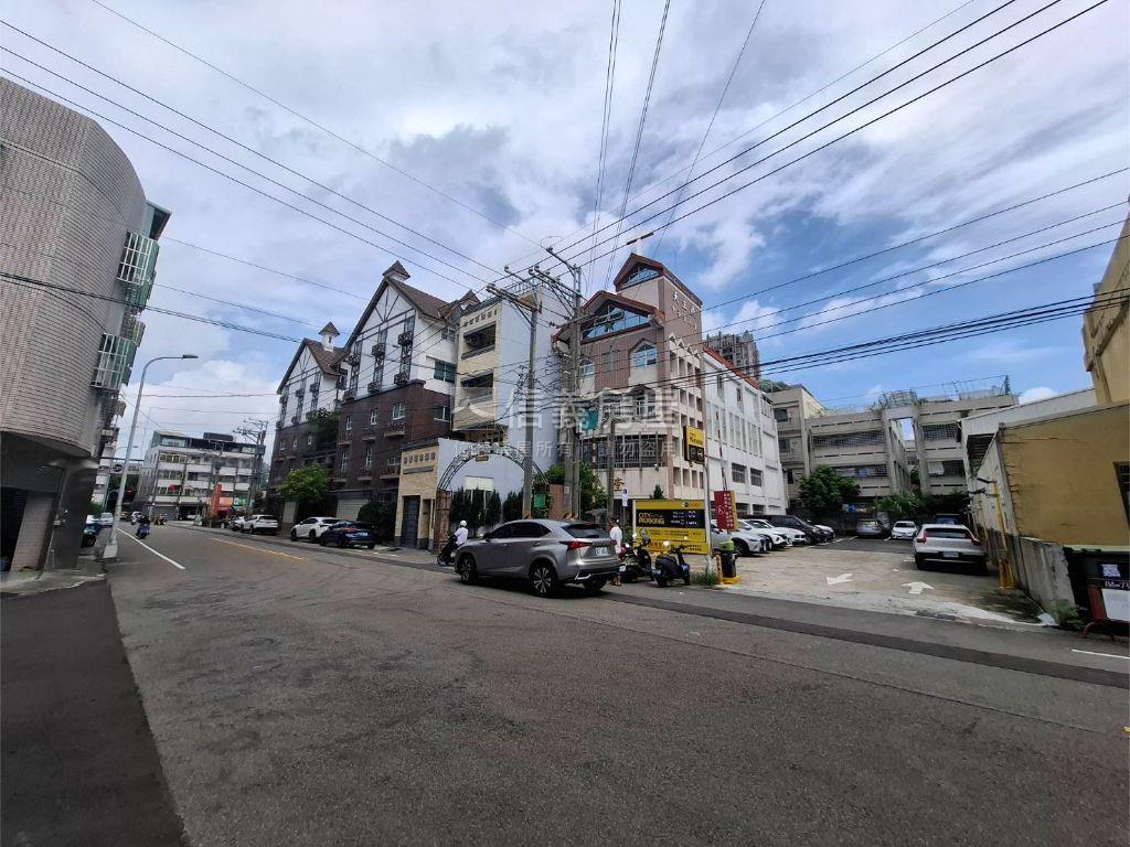 爽文路大面寬角間店面房屋室內格局與周邊環境