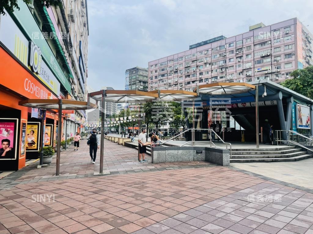 ＳＯＧＯ旁金店面人潮多房屋室內格局與周邊環境