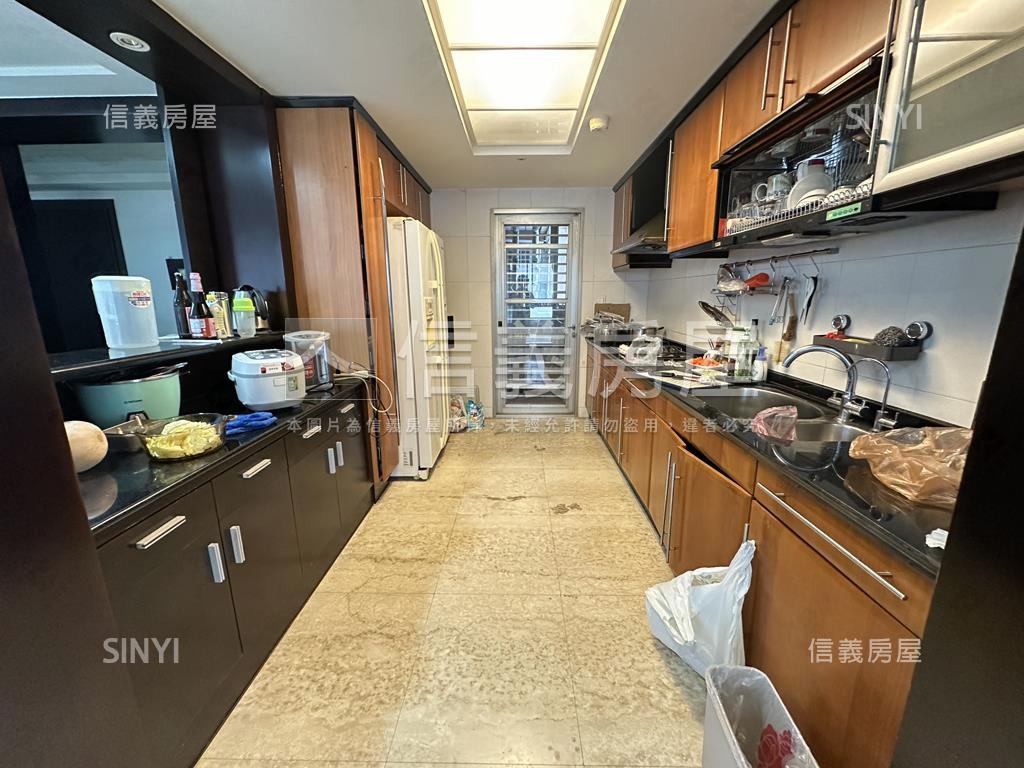遠東世界花園四房車位房屋室內格局與周邊環境