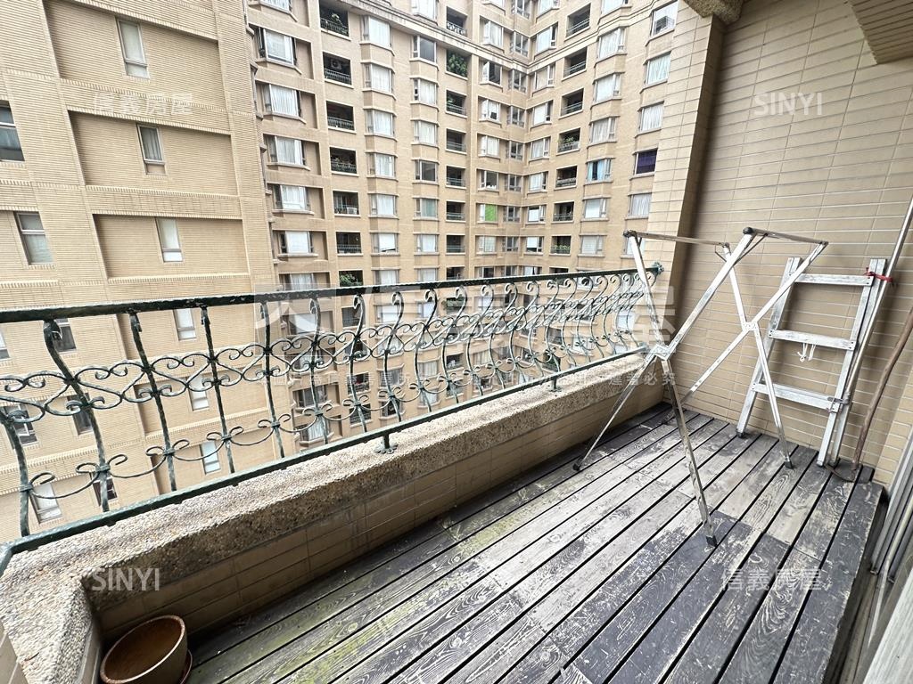 遠東世界花園四房車位房屋室內格局與周邊環境