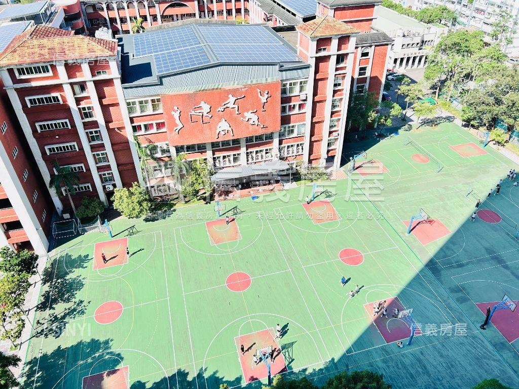 遠東世界花園四房車位房屋室內格局與周邊環境