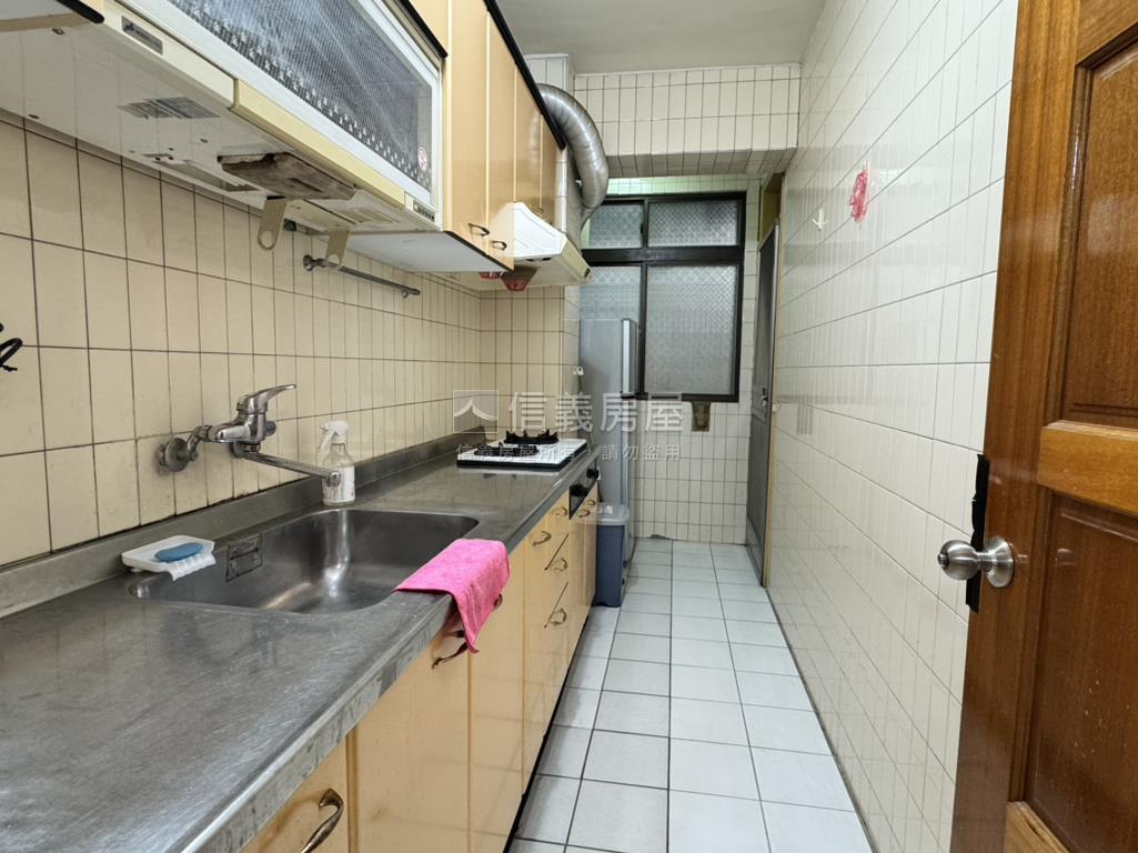 捷運低總價華廈房屋室內格局與周邊環境