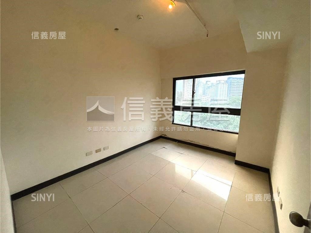 碧潭湖景！無人住過的四房房屋室內格局與周邊環境