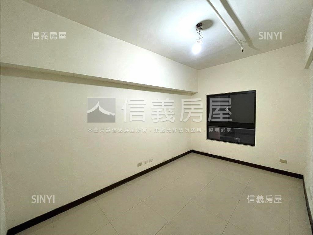 碧潭湖景！無人住過的四房房屋室內格局與周邊環境