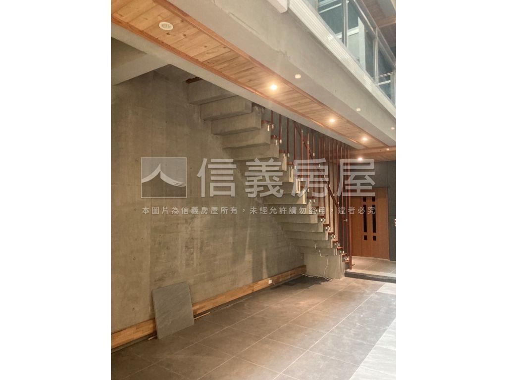 北區臨路清水模採光美別墅房屋室內格局與周邊環境