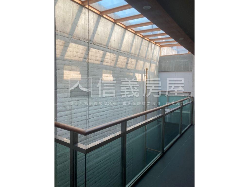 北區臨路清水模採光美別墅房屋室內格局與周邊環境