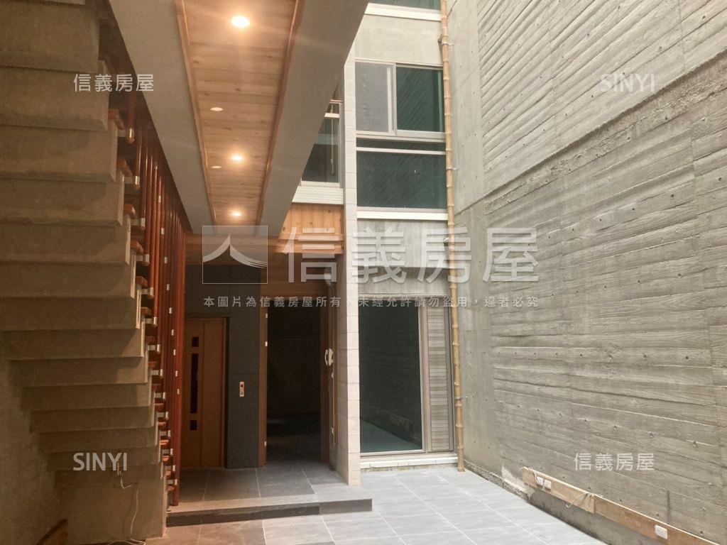 北區臨路清水模採光美別墅房屋室內格局與周邊環境