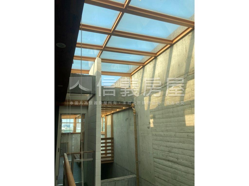 北區臨路清水模採光美別墅房屋室內格局與周邊環境