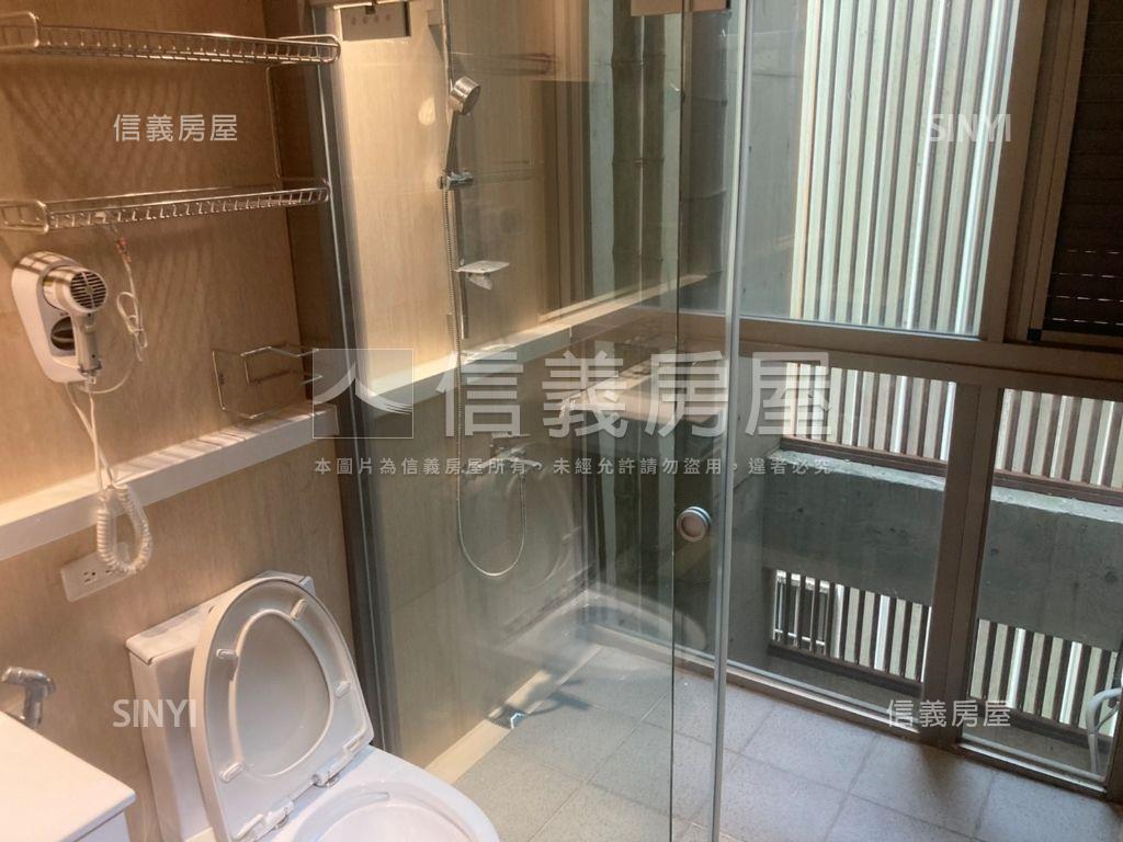 北區臨路清水模採光美別墅房屋室內格局與周邊環境