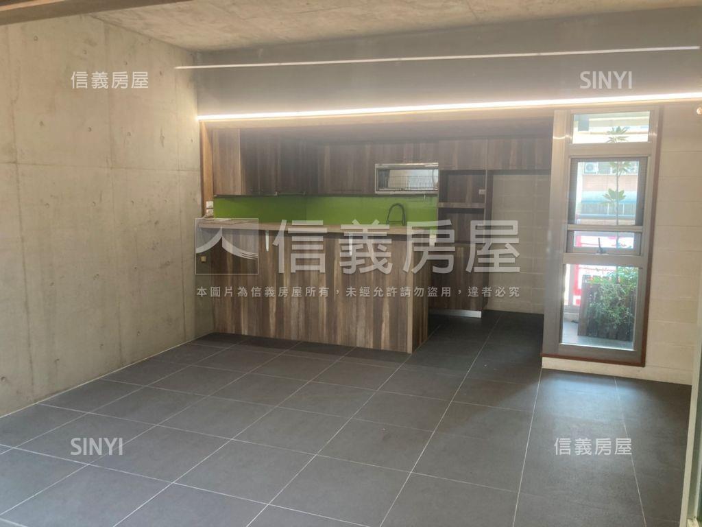 北區臨路清水模採光美別墅房屋室內格局與周邊環境