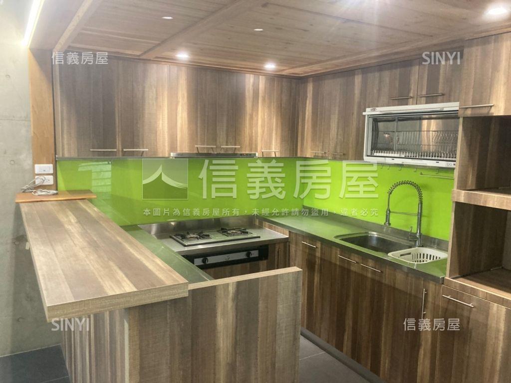 北區臨路清水模採光美別墅房屋室內格局與周邊環境