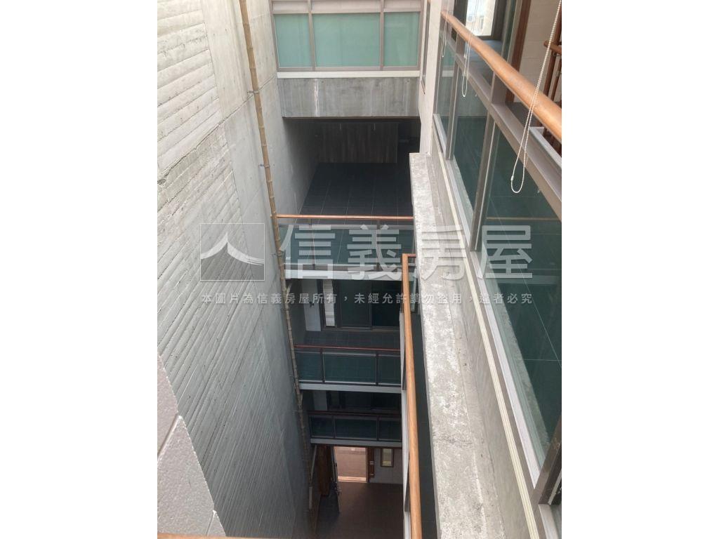 北區臨路清水模採光美別墅房屋室內格局與周邊環境