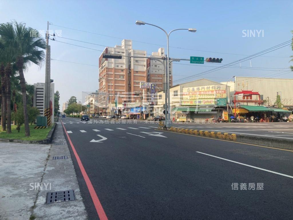 北區臨路清水模採光美別墅房屋室內格局與周邊環境