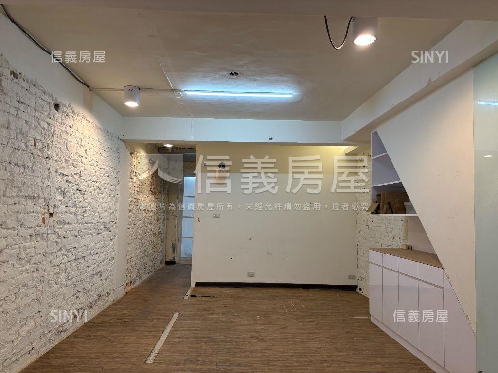 微風商圈店辦２樓房屋室內格局與周邊環境