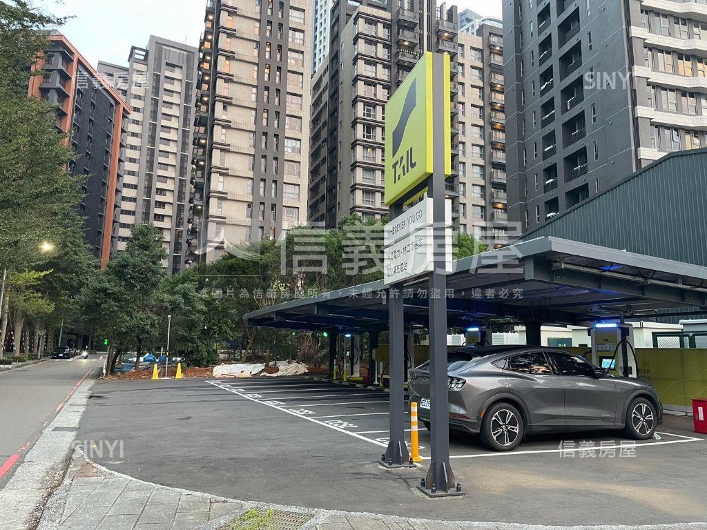 專員帶看三井旁四房車位房屋室內格局與周邊環境