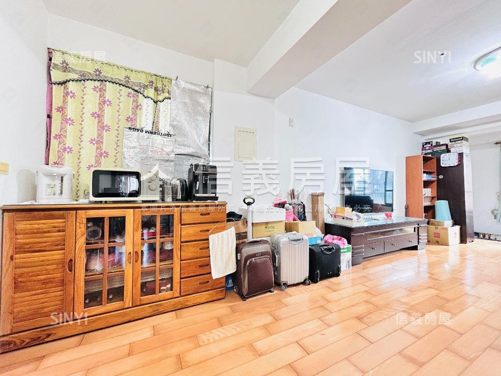 四面採光，次頂樓三房車位房屋室內格局與周邊環境