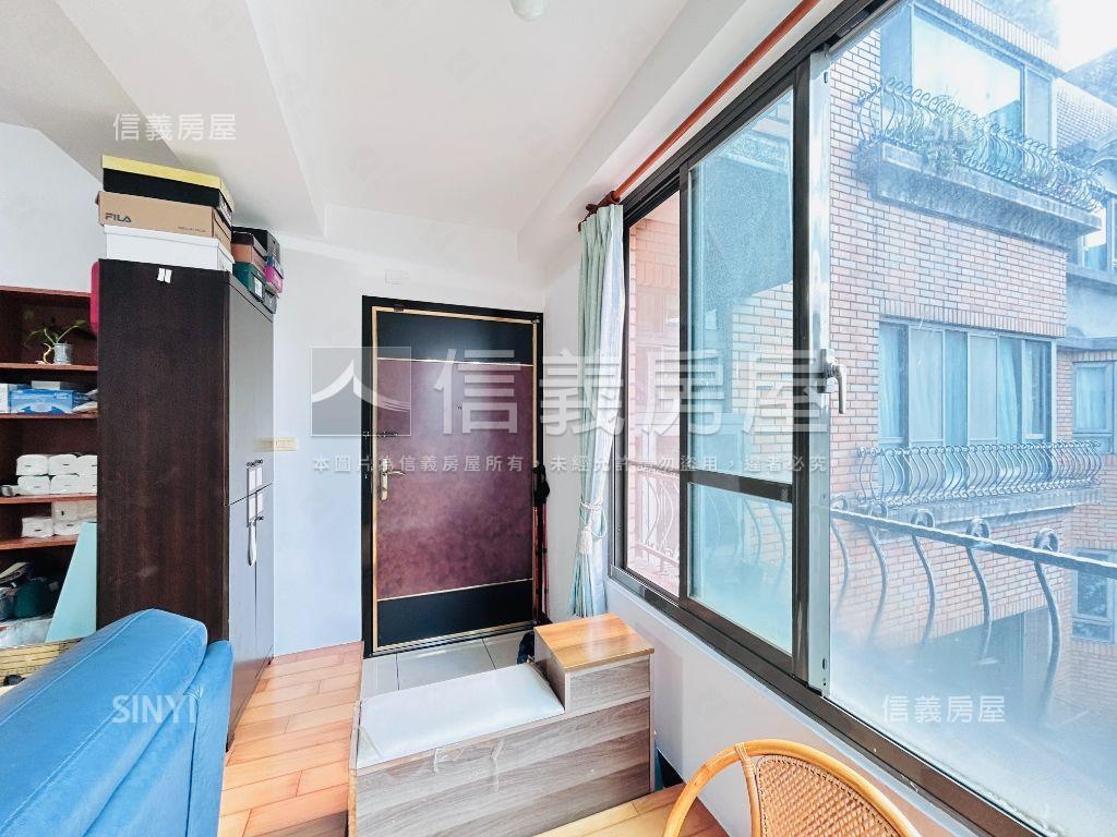 四面採光，次頂樓三房車位房屋室內格局與周邊環境