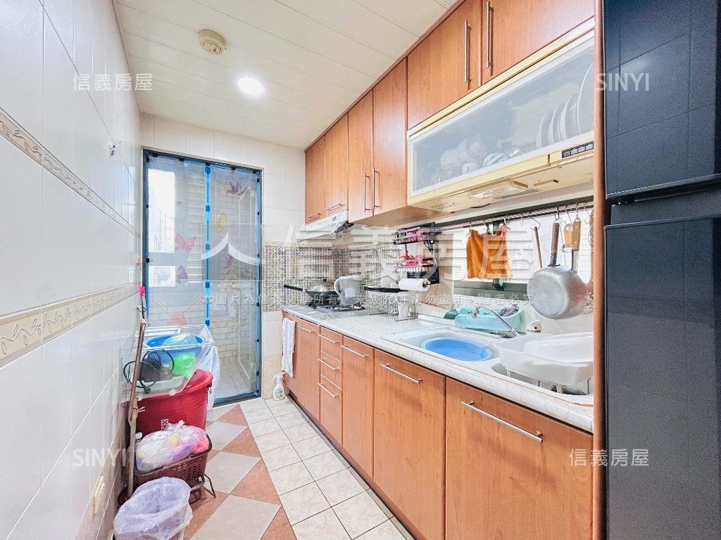 四面採光，次頂樓三房車位房屋室內格局與周邊環境