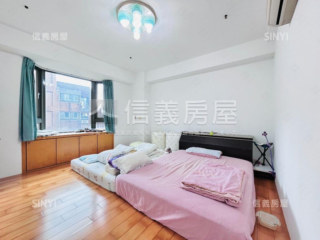 四面採光，次頂樓三房車位房屋室內格局與周邊環境