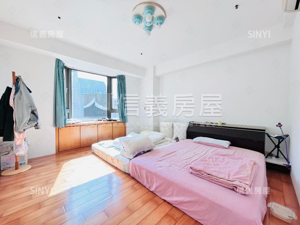 四面採光，次頂樓三房車位房屋室內格局與周邊環境