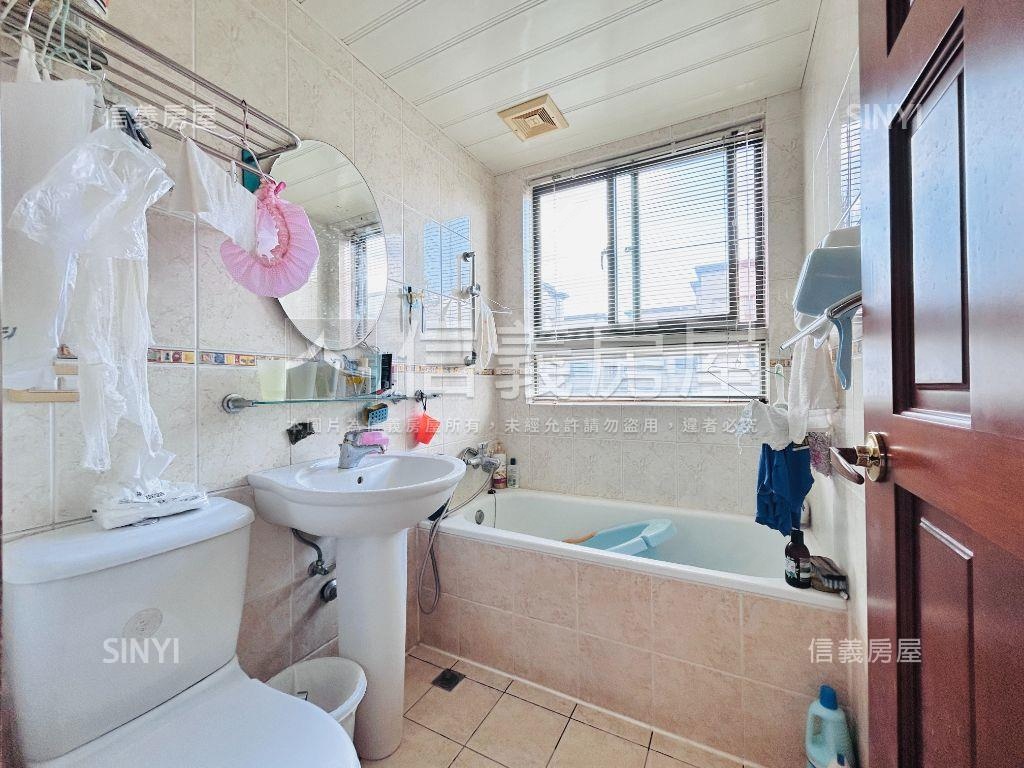 四面採光，次頂樓三房車位房屋室內格局與周邊環境