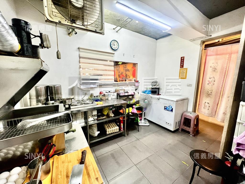 近輕軌近學校鄰大馬路店鋪房屋室內格局與周邊環境