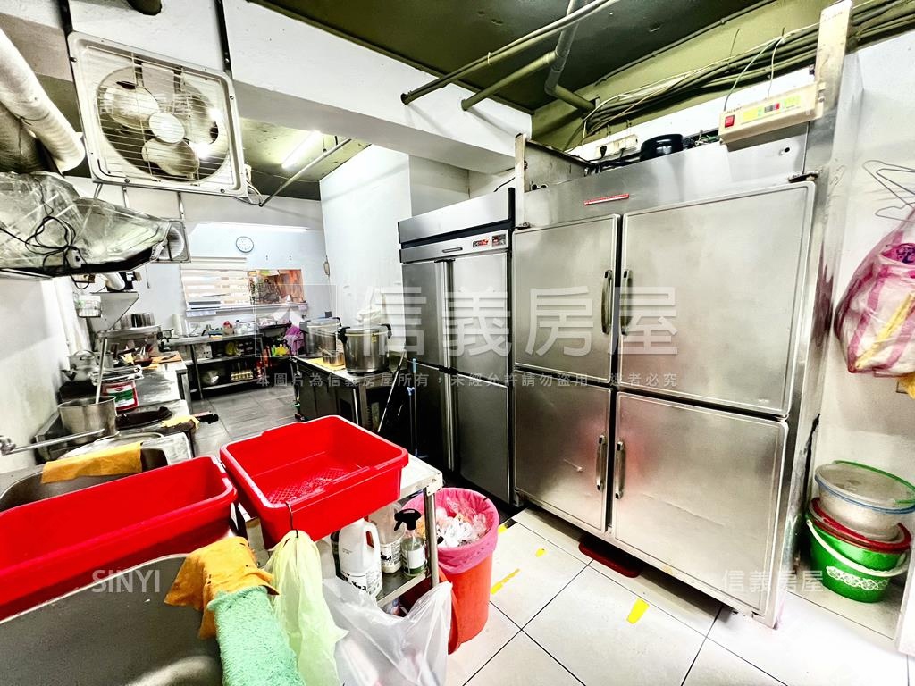 近輕軌近學校鄰大馬路店鋪房屋室內格局與周邊環境