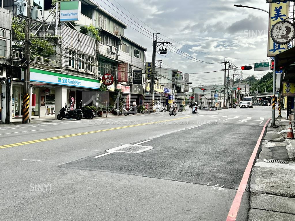 近輕軌近學校鄰大馬路店鋪房屋室內格局與周邊環境