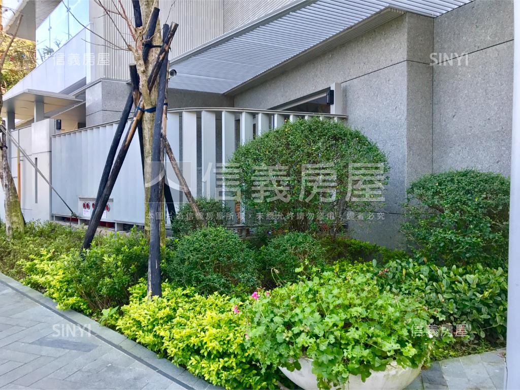 樸山水澗面碧湖景前一排房屋室內格局與周邊環境
