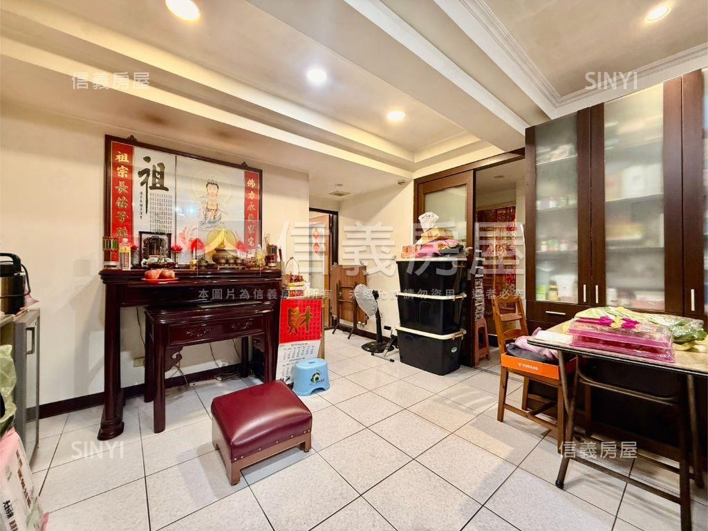 明峰華廈三房車位房屋室內格局與周邊環境