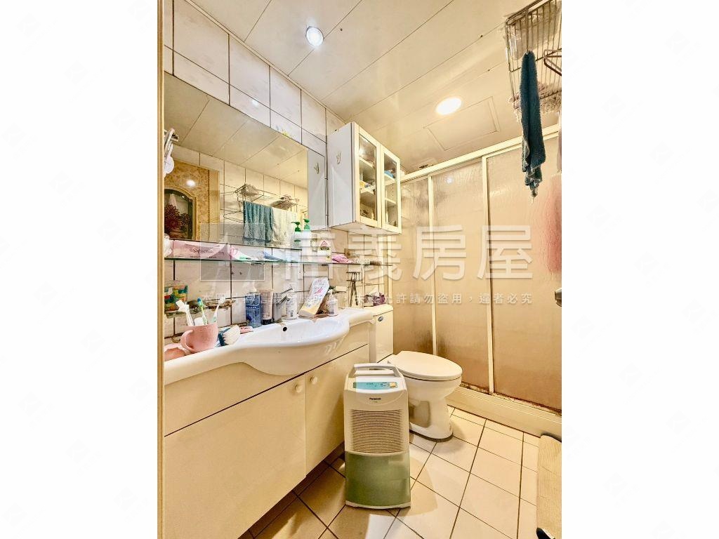 明峰華廈三房車位房屋室內格局與周邊環境