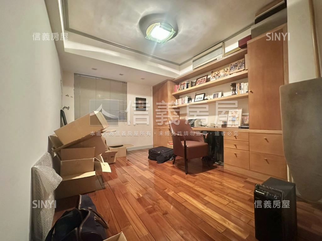 伯爵山莊五代三房車位房屋室內格局與周邊環境
