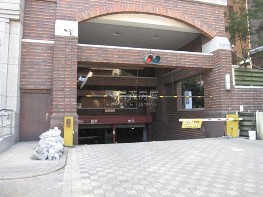 專任維也納捷運兩房車位房屋室內格局與周邊環境