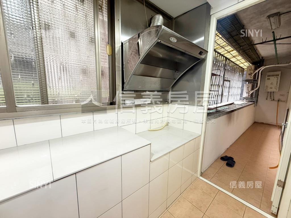 芝山捷運站旁公寓３樓房屋室內格局與周邊環境