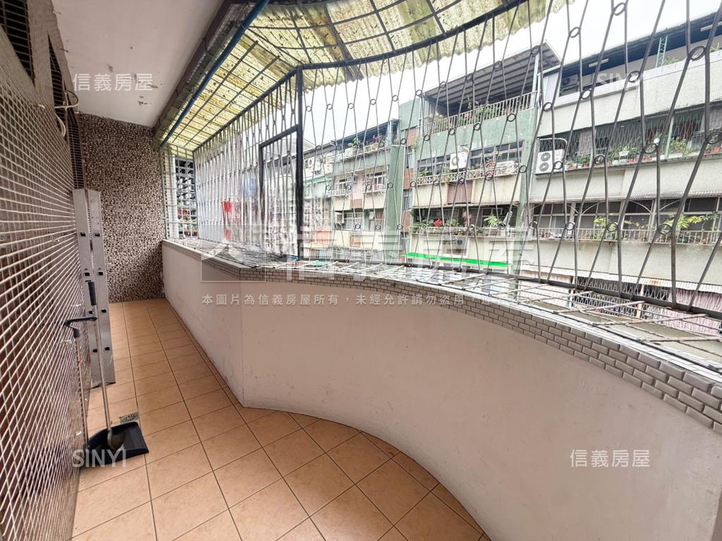 芝山捷運站旁公寓３樓房屋室內格局與周邊環境