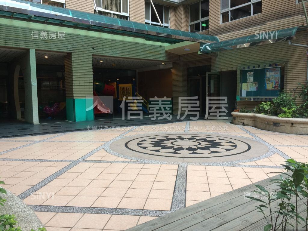 稀有百儷高樓車位房屋室內格局與周邊環境