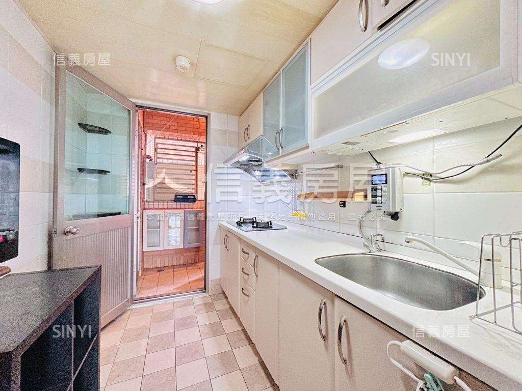 專任藝文竹城箱根三房車位房屋室內格局與周邊環境