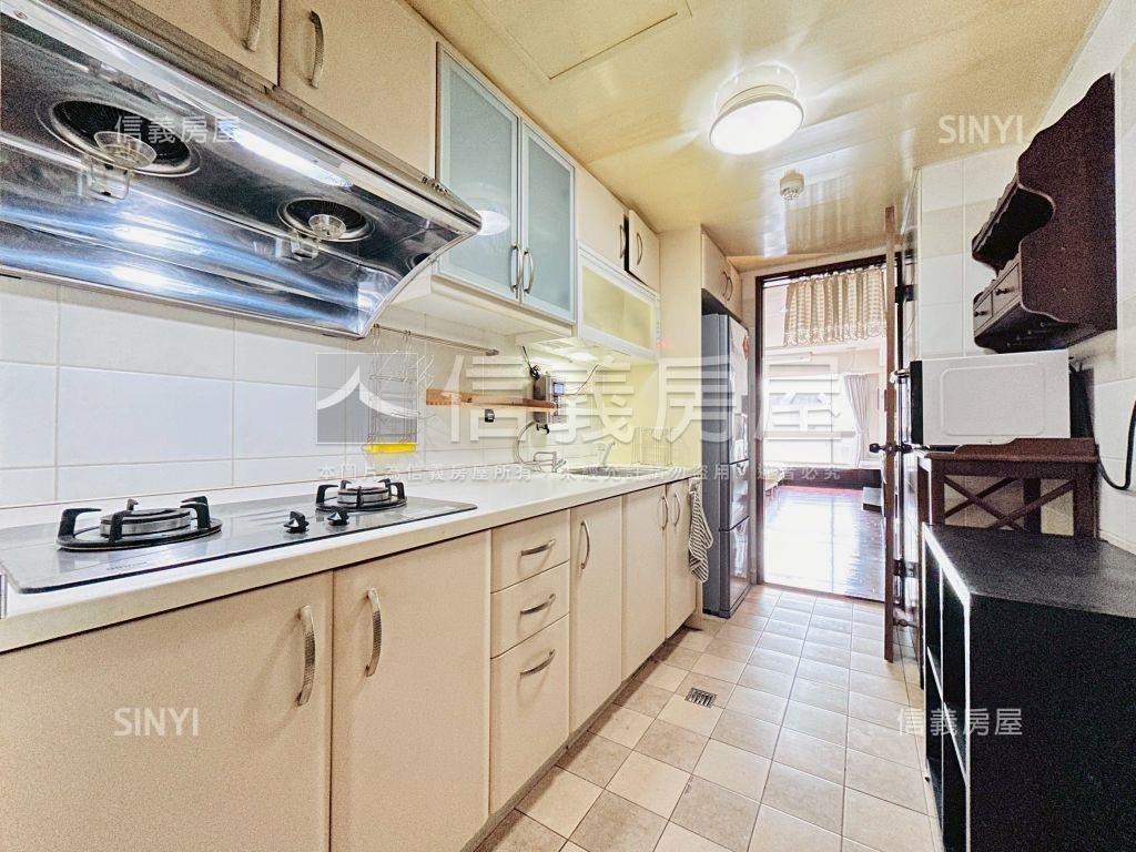 專任藝文竹城箱根三房車位房屋室內格局與周邊環境