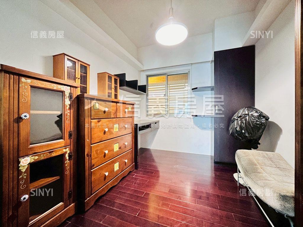 專任藝文竹城箱根三房車位房屋室內格局與周邊環境